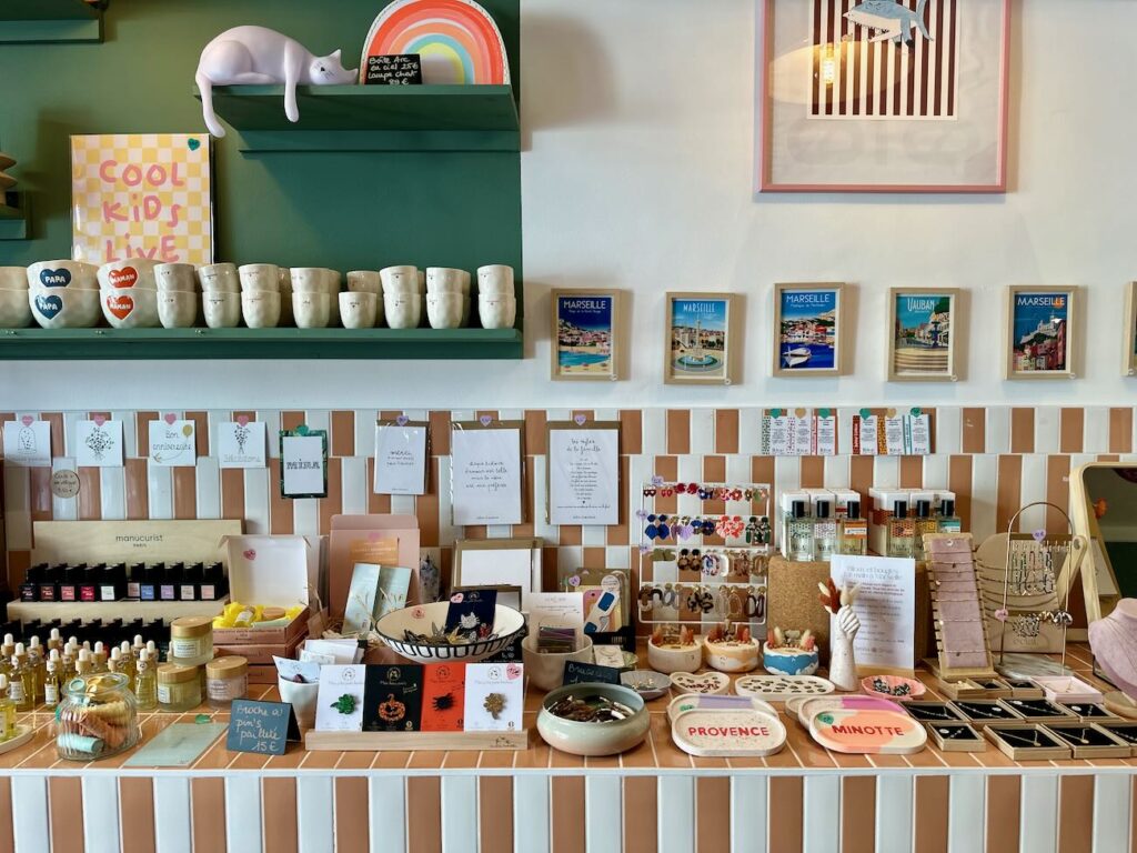 Bliss est un concept store café qui propose également des ateliers pour petits et grands entre Préfecture et Castellane. (cadeaux)