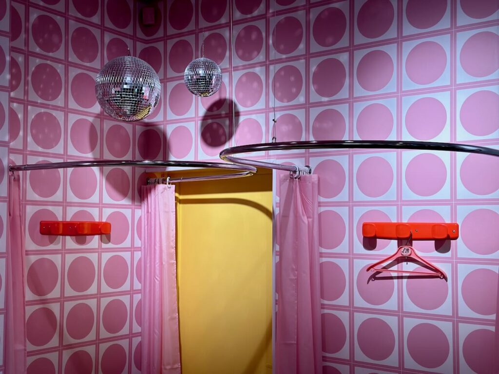 Bowie est un magasin de vêtements de seconde main et upcyclés dans le quartier Opéra à Marseille.(cabine)