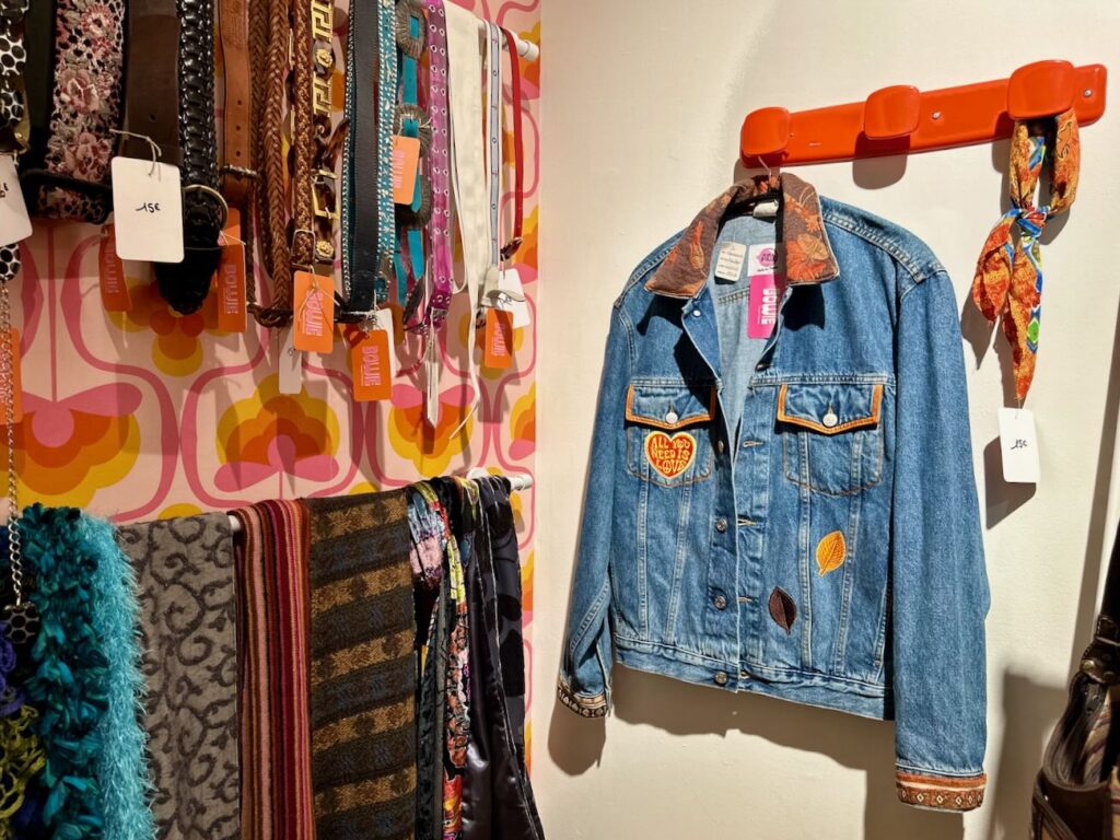 Bowie est un magasin de vêtements de seconde main et upcyclés dans le quartier Opéra à Marseille. (veste)
