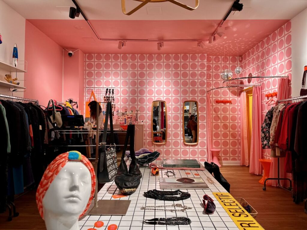 Bowie est un magasin de vêtements de seconde main et upcyclés dans le quartier Opéra à Marseille.(décoration)