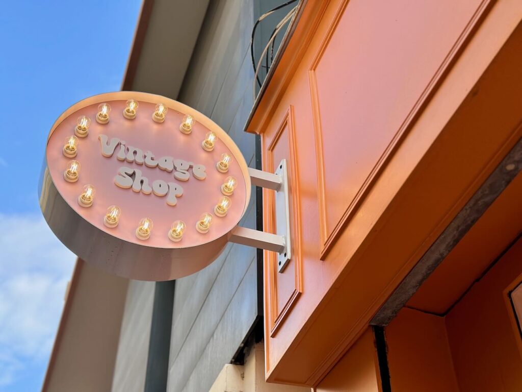 Bowie est un magasin de vêtements de seconde main et upcyclés dans le quartier Opéra à Marseille.(enseigne)
