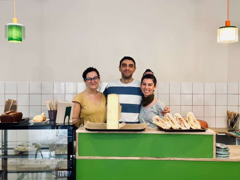 Club César est une cantine de quartier où il est possible de s’attabler pour un café, un déjeuner et un goûter. L’adresse dispose également d’une offre épicerie. (Trio)