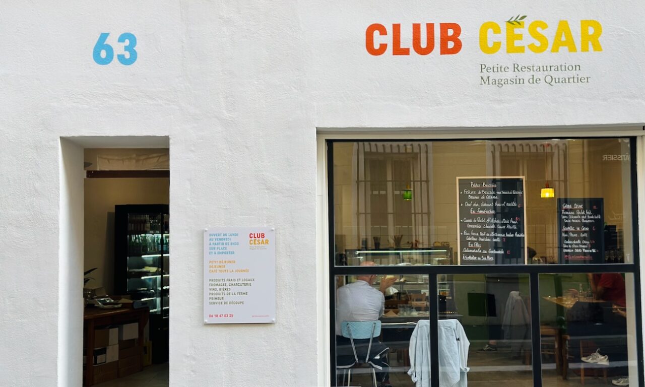 Club César est une cantine de quartier où il est possible de s’attabler pour un café, un déjeuner et un goûter. L’adresse dispose également d’une offre épicerie. (devanture)