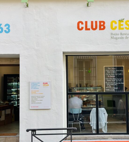 Club César est une cantine de quartier où il est possible de s’attabler pour un café, un déjeuner et un goûter. L’adresse dispose également d’une offre épicerie. (devanture)