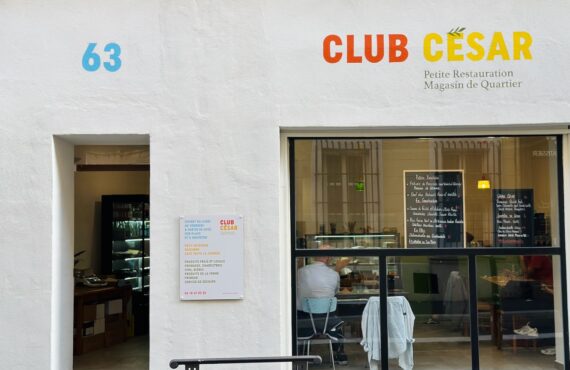 Club César est une cantine de quartier où il est possible de s’attabler pour un café, un déjeuner et un goûter. L’adresse dispose également d’une offre épicerie. (devanture)