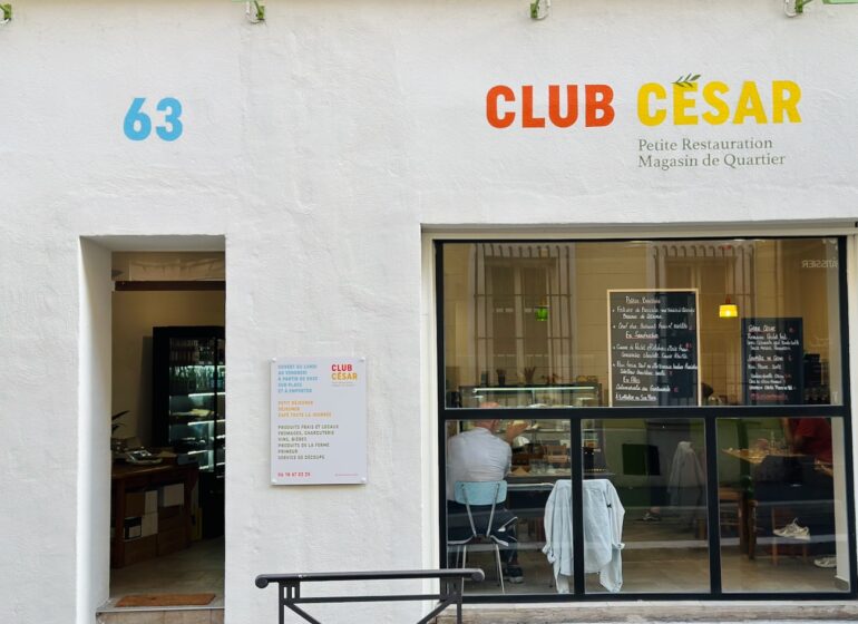 Club César est une cantine de quartier où il est possible de s’attabler pour un café, un déjeuner et un goûter. L’adresse dispose également d’une offre épicerie. (devanture)