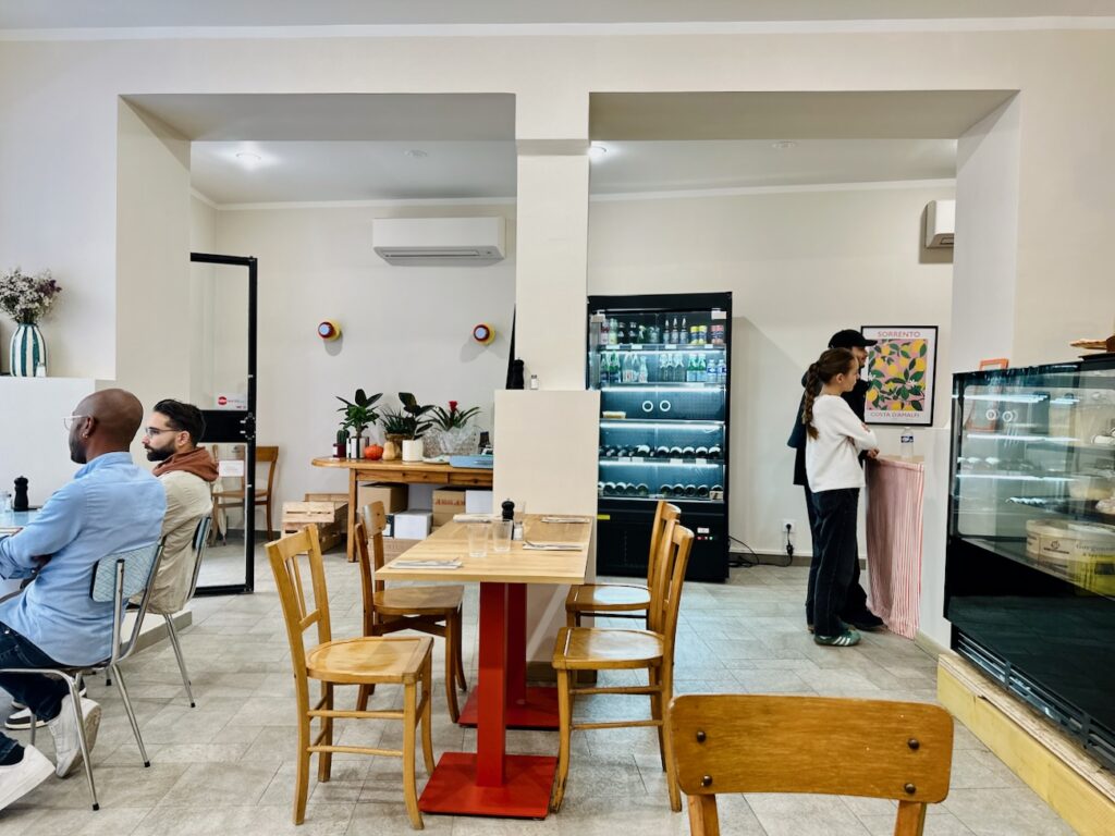 Club César est une cantine de quartier où il est possible de s’attabler pour un café, un déjeuner et un goûter. L’adresse dispose également d’une offre épicerie. (salle)