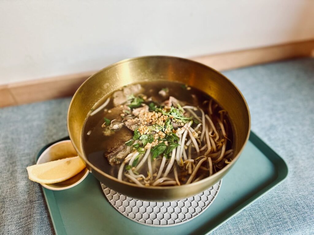 Kung Pho est un restaurant asiatique situé dans le quartier Longchamp à Marseille. Il propose de la traditionnelle soupe vietnamienne Pho, mais aussi de la streetfood des quatre coins d’Asie. (pho boeuf)