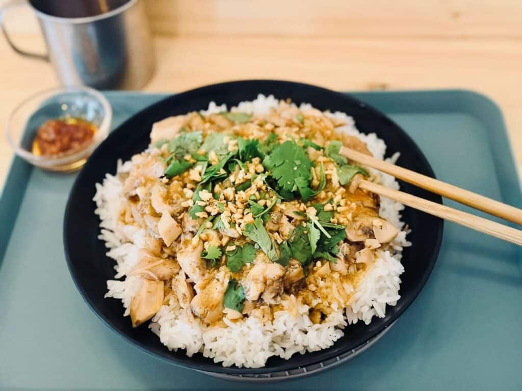 Kung Pho est un restaurant asiatique situé dans le quartier Longchamp à Marseille. Il propose de la traditionnelle soupe vietnamienne Pho, mais aussi de la streetfood des quatre coins d’Asie. (plat du jour)