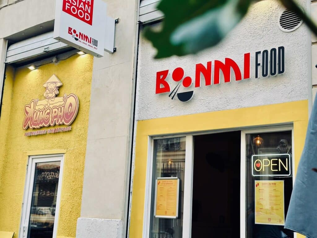 Kung Pho est un restaurant asiatique situé dans le quartier Longchamp à Marseille. Il propose de la traditionnelle soupe vietnamienne Pho, mais aussi de la streetfood des quatre coins d’Asie. (façade)