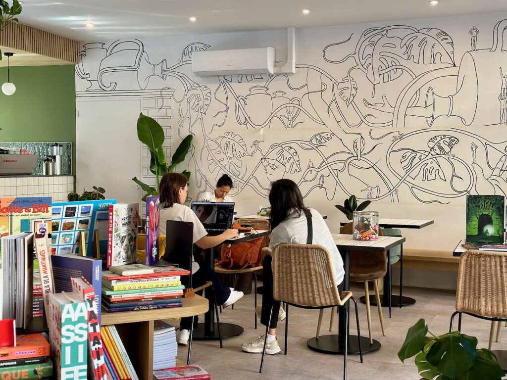 Mostera est un concept store, café et cantine. On y trouve des plantes, des livres et de quoi se régaler toute la journée. (coworking)