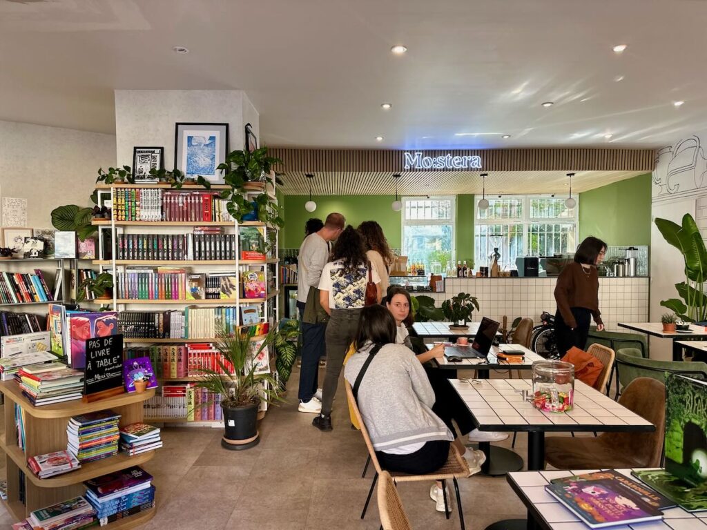 Mostera est un concept store, café et cantine. On y trouve des plantes, des livres et de quoi se régaler toute la journée. (la salle)