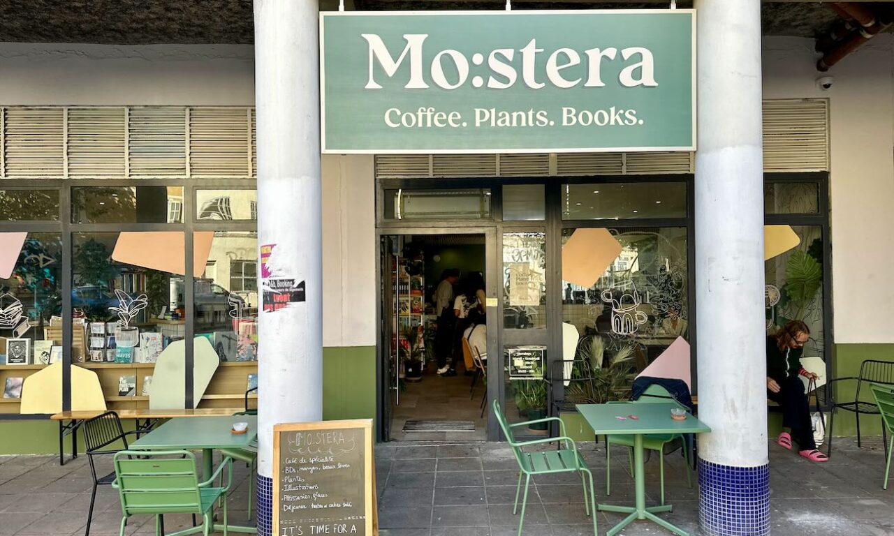 Mostera est un concept store, café et cantine. On y trouve des plantes, des livres et de quoi se régaler toute la journée. (devanture)