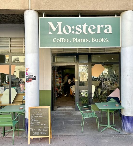 Mostera est un concept store, café et cantine. On y trouve des plantes, des livres et de quoi se régaler toute la journée. 