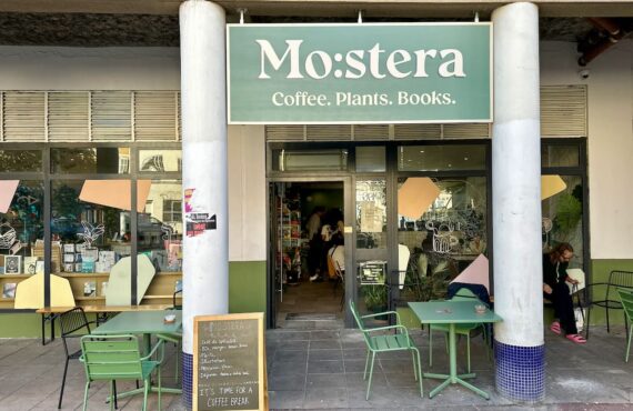 Mostera est un concept store, café et cantine. On y trouve des plantes, des livres et de quoi se régaler toute la journée. (devanture)