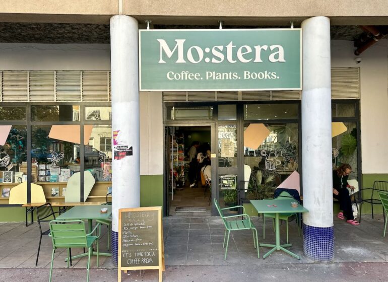 Mostera est un concept store, café et cantine. On y trouve des plantes, des livres et de quoi se régaler toute la journée. 