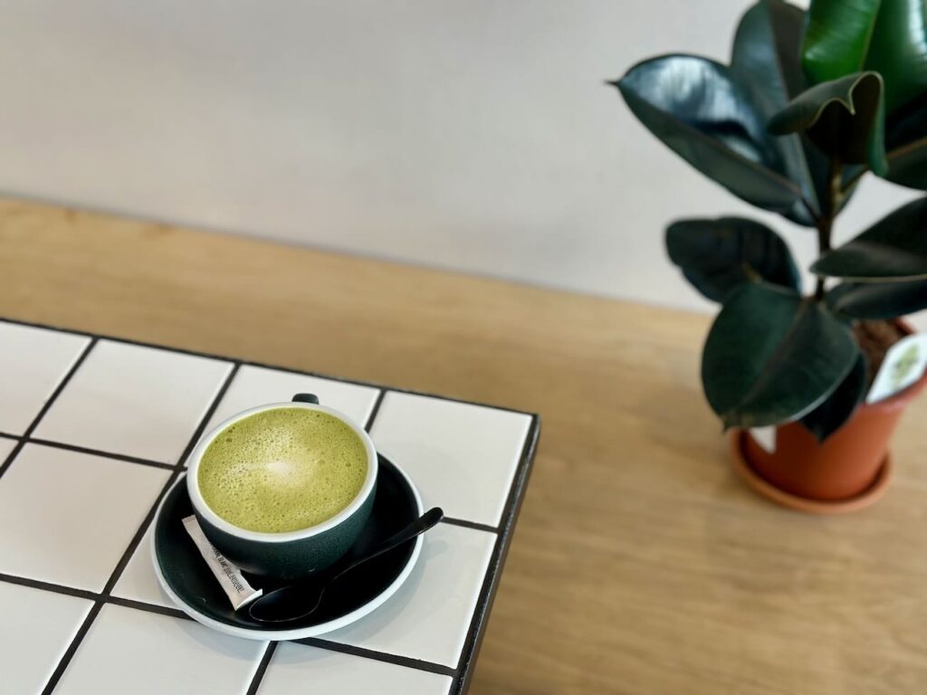 Mostera est un concept store, café et cantine. On y trouve des plantes, des livres et de quoi se régaler toute la journée. (matcha latte)