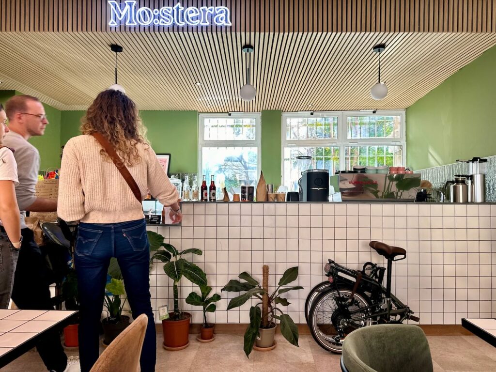 Mostera est un concept store, café et cantine. On y trouve des plantes, des livres et de quoi se régaler toute la journée.  (comptoir)