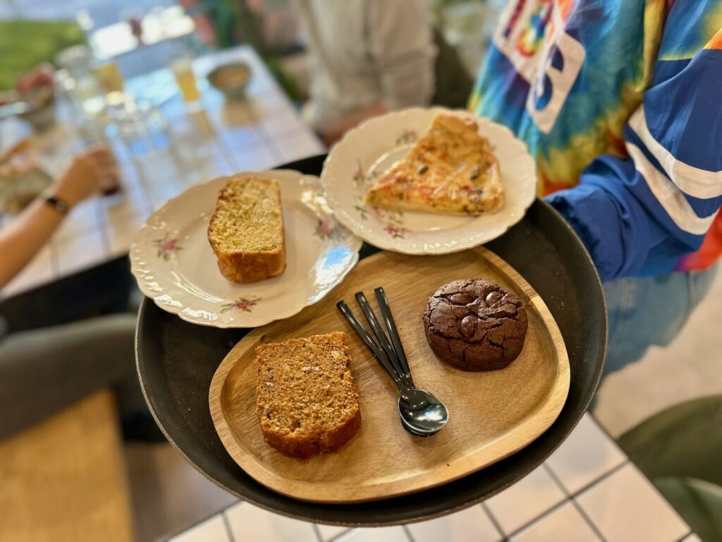 Mostera est un concept store, café et cantine. On y trouve des plantes, des livres et de quoi se régaler toute la journée. (cantine)