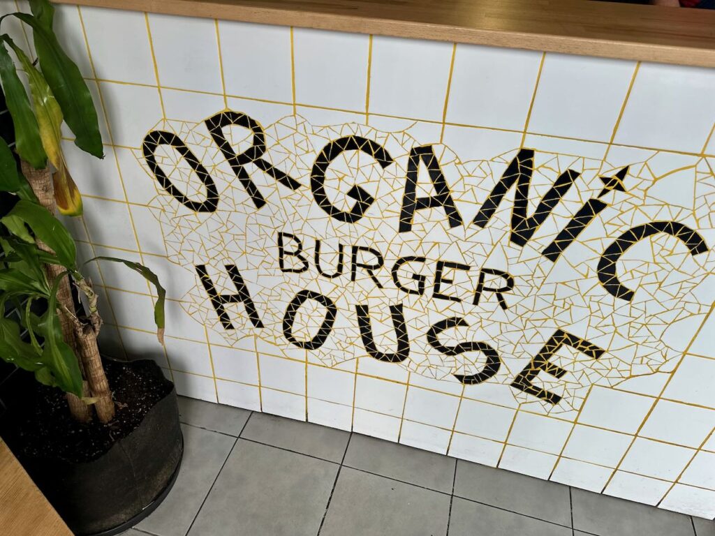 Organic Burger House est un restaurant de burger pescitariens et végétariens situé au cours julien à Marseille (ohh)