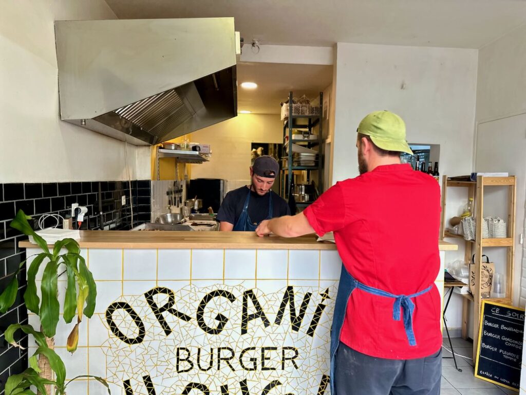 Organic Burger House est un restaurant de burger pescitariens et végétariens situé au cours julien à Marseille (cuisine)