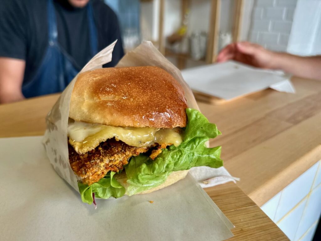 Organic Burger House est un restaurant de burger pescitariens et végétariens situé au cours julien à Marseille (maquereau)