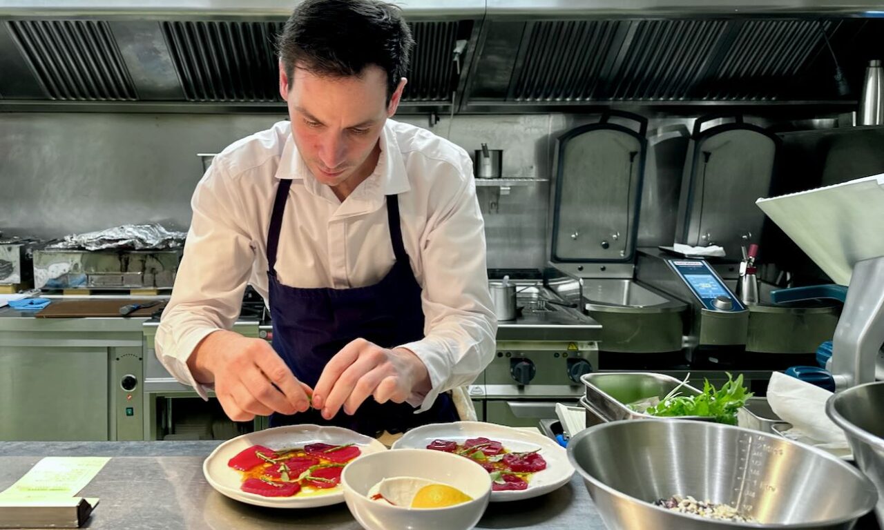 ToMa est un restaurant bistronomique situé rue Fortia à Marseille, il propose des assiettes inspirées réalisées à partir de produits frais et sourcés localement.  (chef)