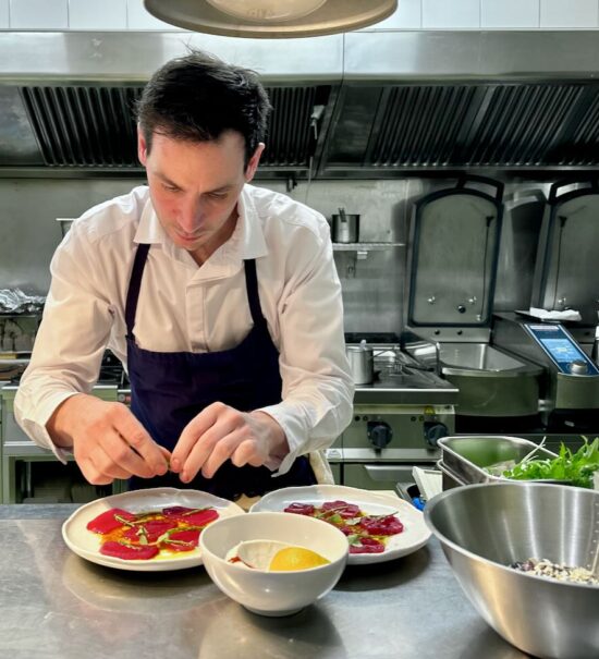 ToMa est un restaurant bistronomique situé rue Fortia à Marseille, il propose des assiettes inspirées réalisées à partir de produits frais et sourcés localement.  (chef)