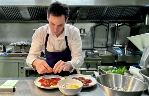 ToMa est un restaurant bistronomique situé rue Fortia à Marseille, il propose des assiettes inspirées réalisées à partir de produits frais et sourcés localement.  (chef)