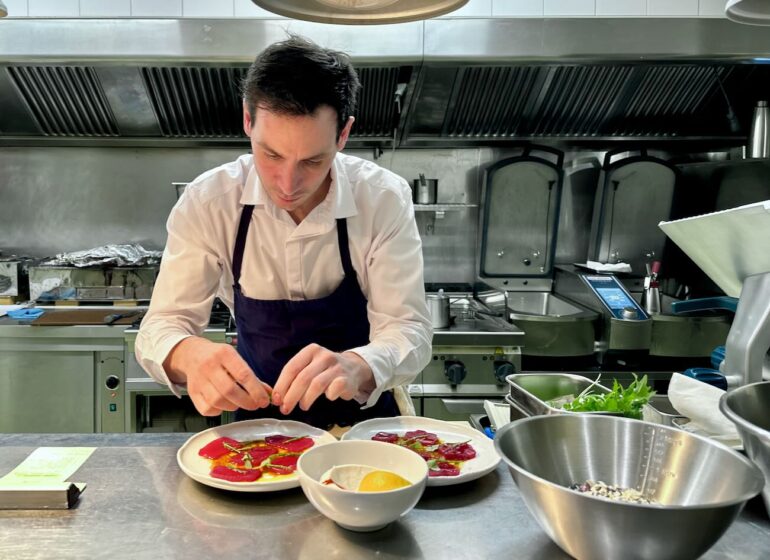 ToMa est un restaurant bistronomique situé rue Fortia à Marseille, il propose des assiettes inspirées réalisées à partir de produits frais et sourcés localement.  (chef)