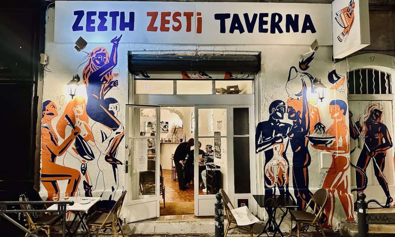 Zesti Taverna est un restaurant grec situé dans le quartier du Cours Julien à Marseille. On y sert des petites assiettes à partager, des vins grec et français, mais aussi du Ouzo. (façade)