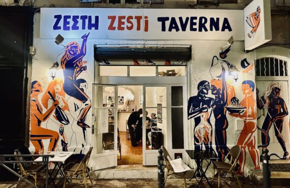 Zesti Taverna est un restaurant grec situé dans le quartier du Cours Julien à Marseille. On y sert des petites assiettes à partager, des vins grec et français, mais aussi du Ouzo. (façade)