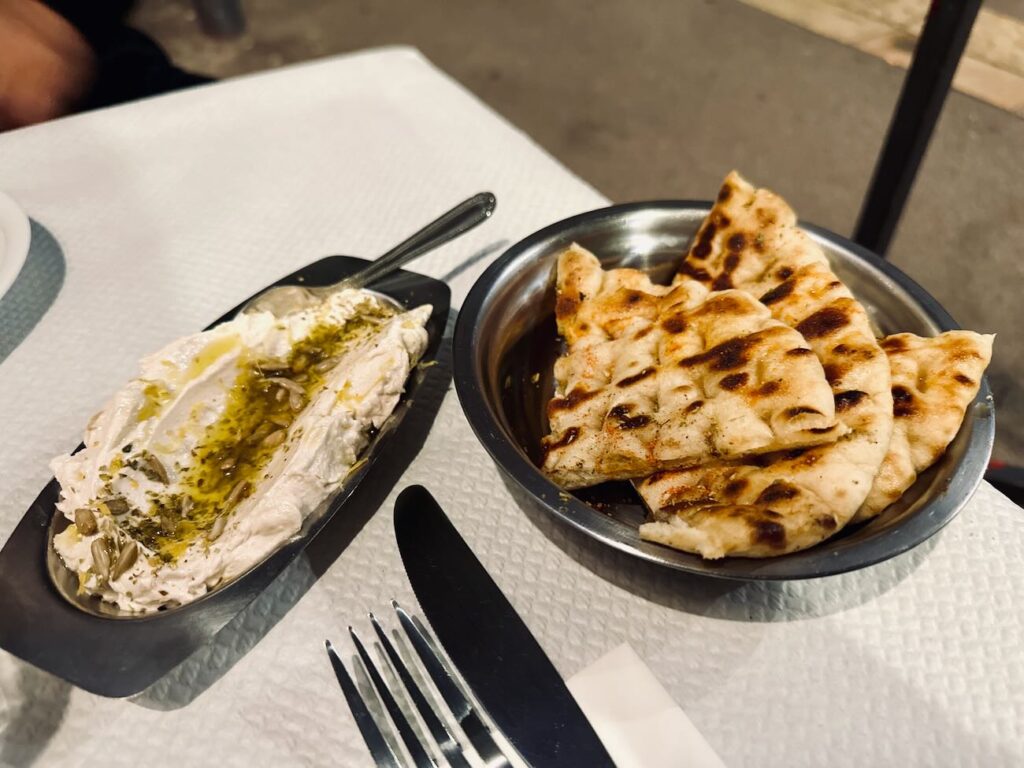 Zesti Taverna est un restaurant grec situé dans le quartier du Cours Julien à Marseille. On y sert des petites assiettes à partager, des vins grec et français, mais aussi du Ouzo. (tarama)