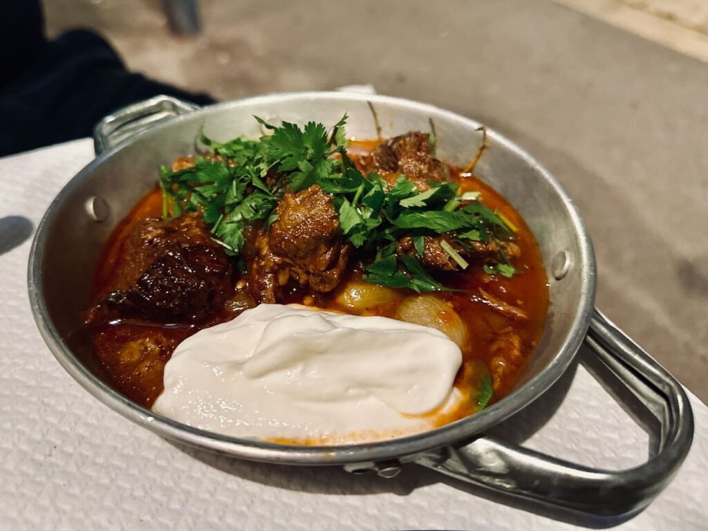 Zesti Taverna est un restaurant grec situé dans le quartier du Cours Julien à Marseille. On y sert des petites assiettes à partager, des vins grec et français, mais aussi du Ouzo. (mezze à la viande)