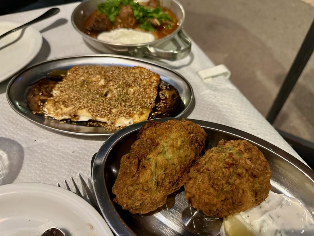 Zesti Taverna est un restaurant grec situé dans le quartier du Cours Julien à Marseille. On y sert des petites assiettes à partager, des vins grec et français, mais aussi du Ouzo. (beignets)