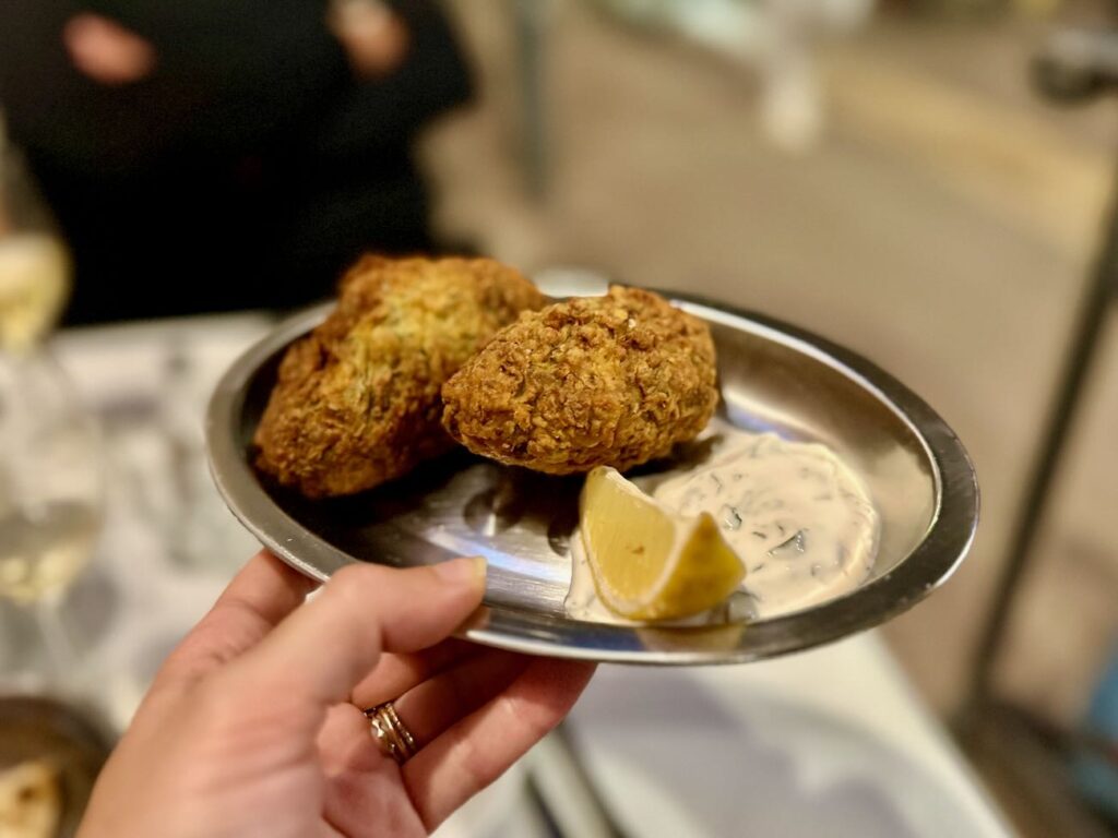 Zesti Taverna est un restaurant grec situé dans le quartier du Cours Julien à Marseille. On y sert des petites assiettes à partager, des vins grec et français, mais aussi du Ouzo. (Kolokithokeftedes)