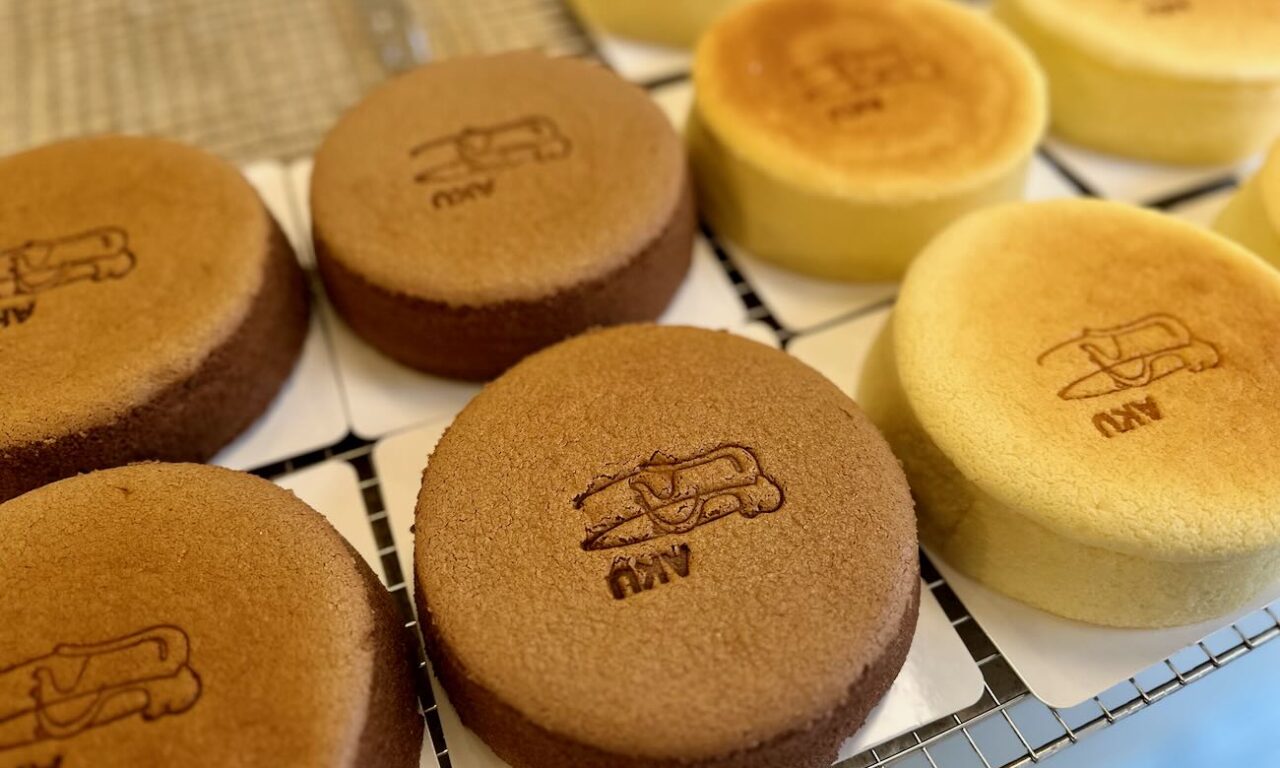 Aku est une pâtisserie japonaise située Boulevard Chave à Marseille. Elle propose des cheesecakes japonais au sein d’une belle sélection de pâtisseries nippones, mais aussi une offre coffee shop avec, entre autres, de nombreuses boissons au Matcha.