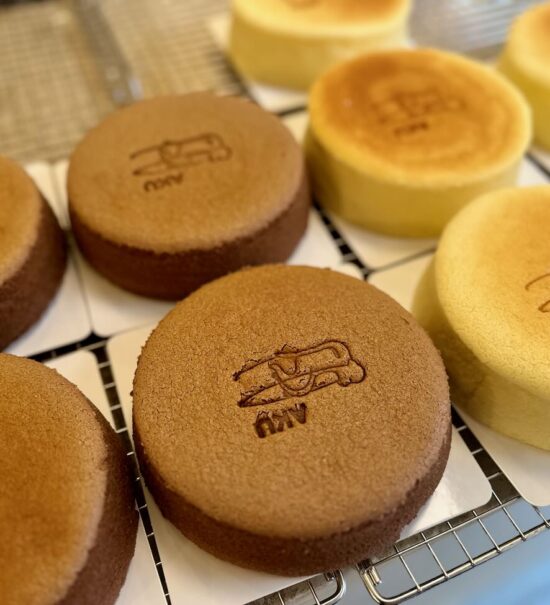 Aku est une pâtisserie japonaise située Boulevard Chave à Marseille. Elle propose des cheesecakes japonais au sein d’une belle sélection de pâtisseries nippones, mais aussi une offre coffee shop avec, entre autres, de nombreuses boissons au Matcha.