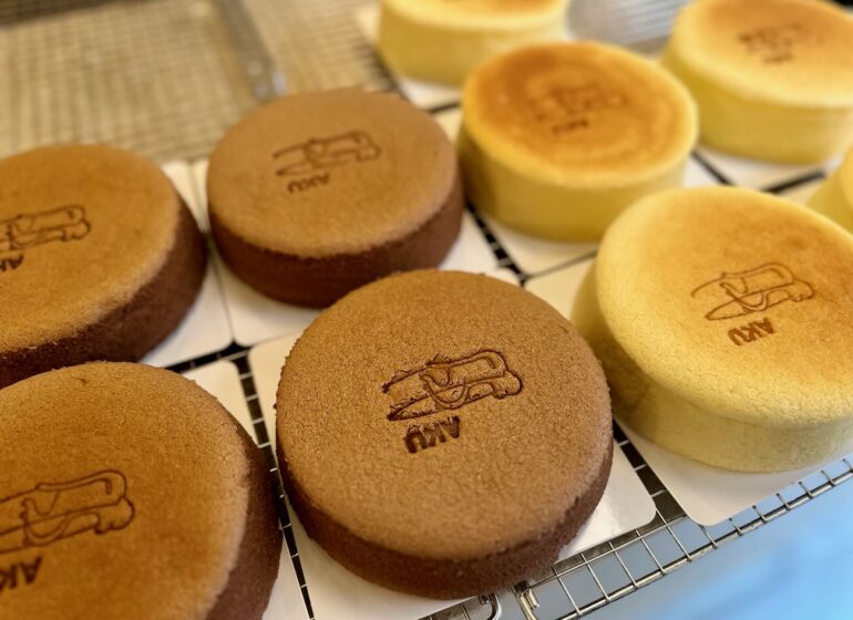 Aku est une pâtisserie japonaise située Boulevard Chave à Marseille. Elle propose des cheesecakes japonais au sein d’une belle sélection de pâtisseries nippones, mais aussi une offre coffee shop avec, entre autres, de nombreuses boissons au Matcha.