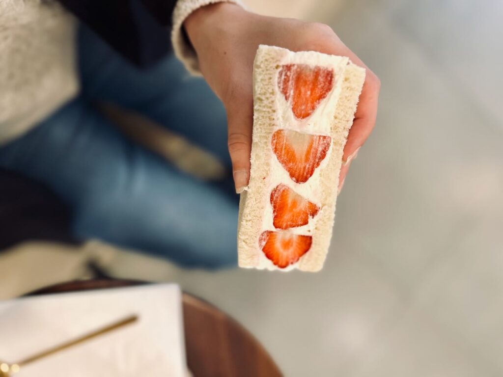 Aku est une pâtisserie japonaise située Boulevard Chave à Marseille. Elle propose des cheesecakes japonais au sein d’une belle sélection de pâtisseries nippones, mais aussi une offre coffee shop avec, entre autres, de nombreuses boissons au Matcha. (sando)