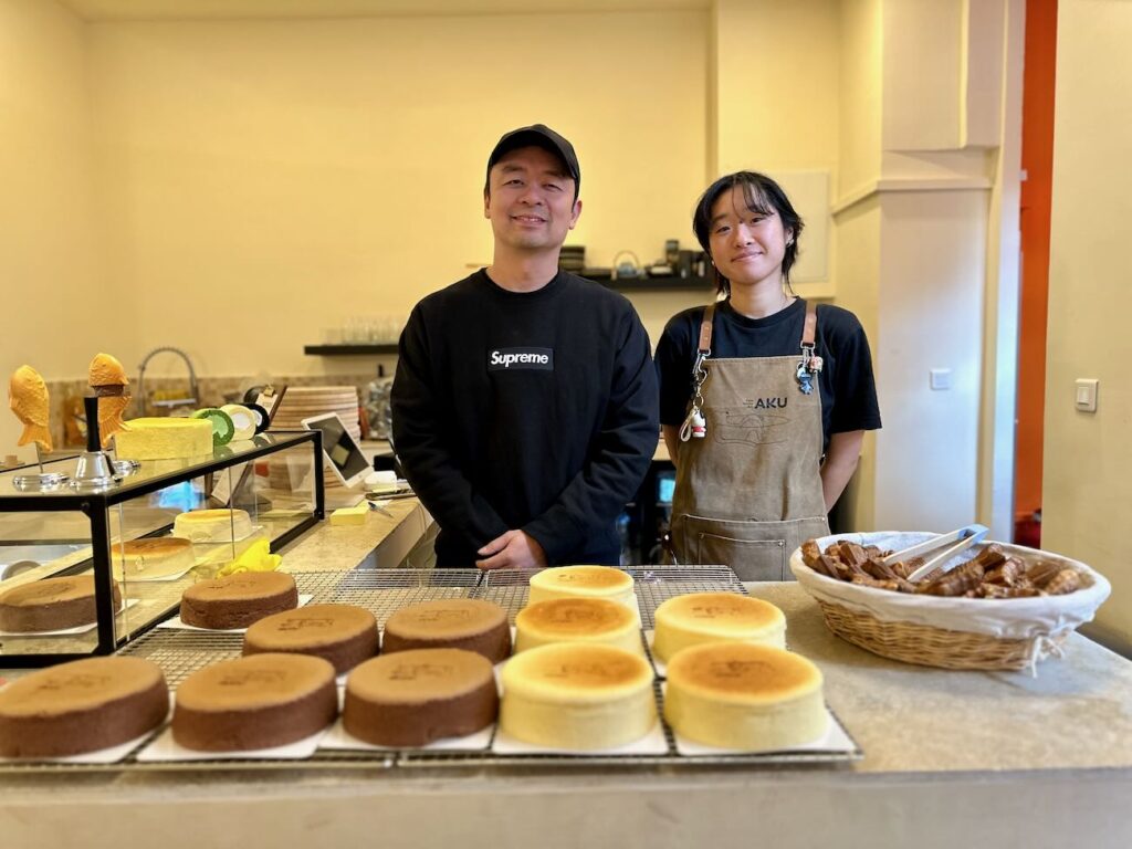 Aku est une pâtisserie japonaise située Boulevard Chave à Marseille. Elle propose des cheesecakes japonais au sein d’une belle sélection de pâtisseries nippones, mais aussi une offre coffee shop avec, entre autres, de nombreuses boissons au Matcha. (gérants)