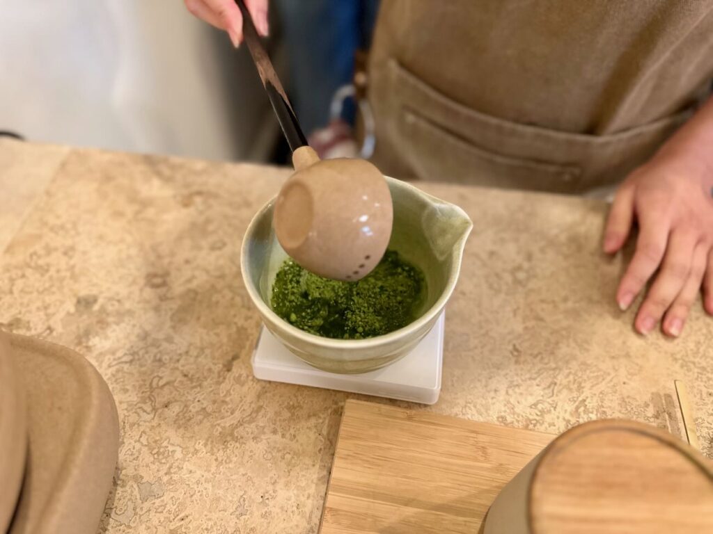 Aku est une pâtisserie japonaise située Boulevard Chave à Marseille. Elle propose des cheesecakes japonais au sein d’une belle sélection de pâtisseries nippones, mais aussi une offre coffee shop avec, entre autres, de nombreuses boissons au Matcha. (matcha)