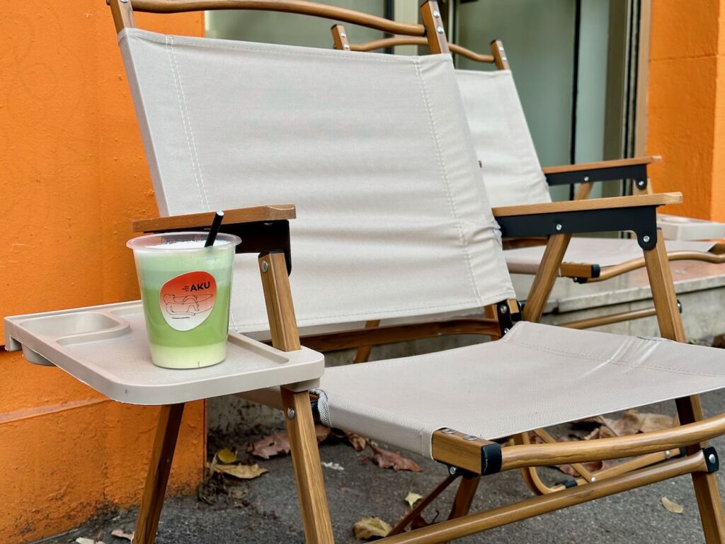 Aku est une pâtisserie japonaise située Boulevard Chave à Marseille. Elle propose des cheesecakes japonais au sein d’une belle sélection de pâtisseries nippones, mais aussi une offre coffee shop avec, entre autres, de nombreuses boissons au Matcha. (chaise de camping)