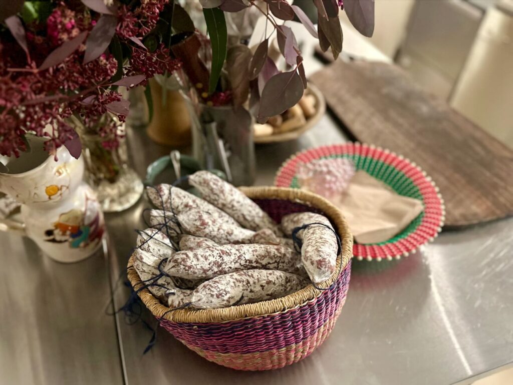 Grenadine est une cave à vins située dans le quartier d’Endoume à Marseille. On y trouve des vins natures et biodynamiques. (saucisson)