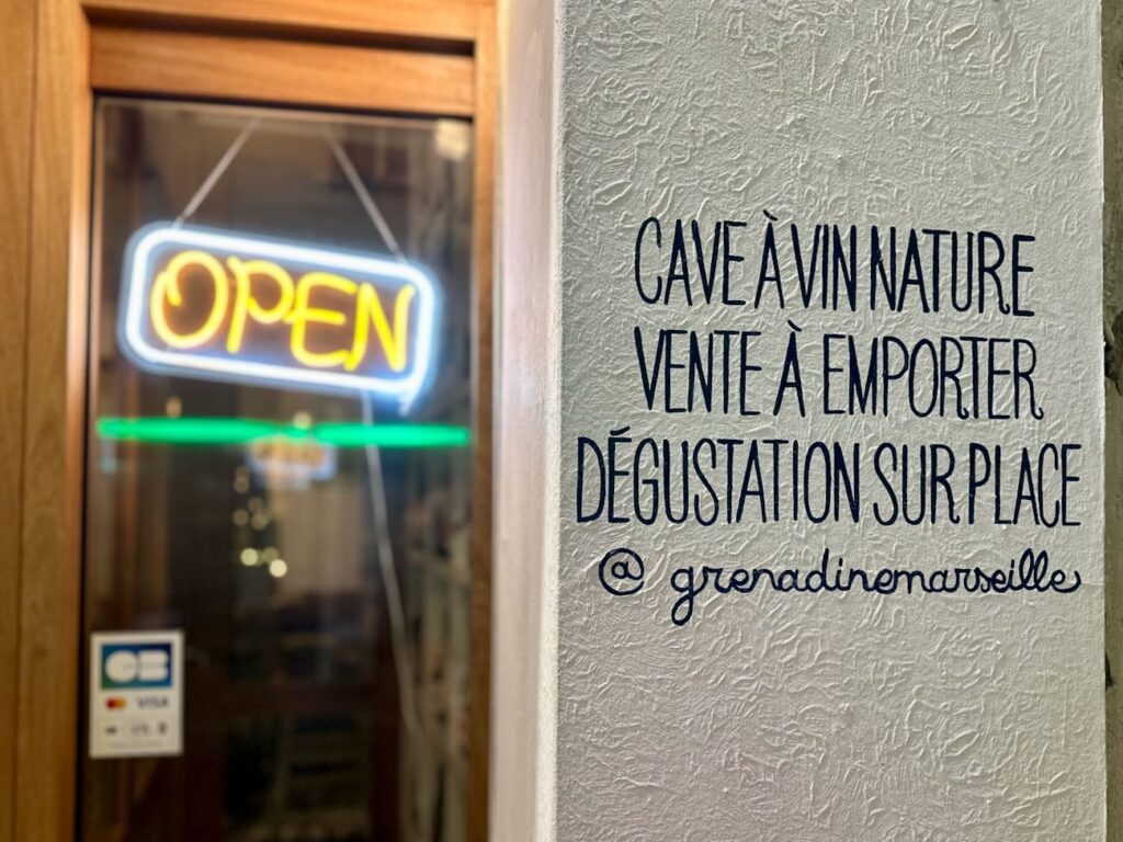 Grenadine est une cave à vins située dans le quartier d’Endoume à Marseille. On y trouve des vins natures et biodynamiques. (open)