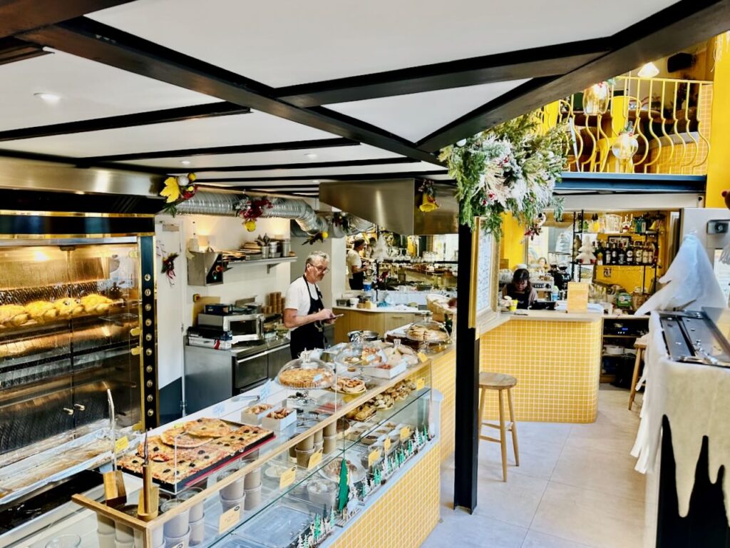 Mabert est une rôtisserie située sur le boulevard Chave qui propose sur place ou à emporter une série de viandes françaises cuisinées à la broche, mais aussi un coin épicerie et des pâtisseries maison. (comptoir)