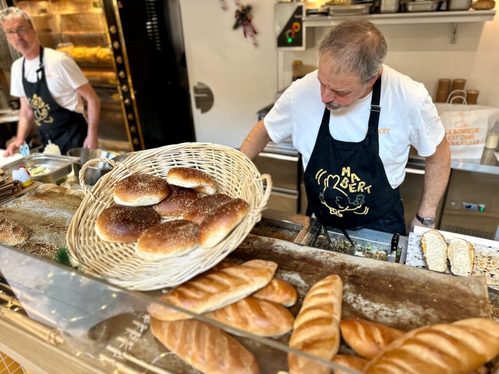 Mabert est une rôtisserie située sur le boulevard Chave qui propose sur place ou à emporter une série de viandes françaises cuisinées à la broche, mais aussi un coin épicerie et des pâtisseries maison. (sandwich)