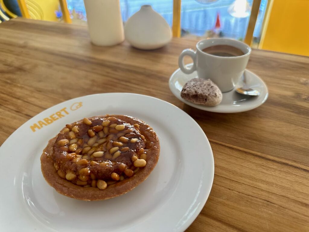 Mabert est une rôtisserie située sur le boulevard Chave qui propose sur place ou à emporter une série de viandes françaises cuisinées à la broche, mais aussi un coin épicerie et des pâtisseries maison. (tarte pignons de pin)