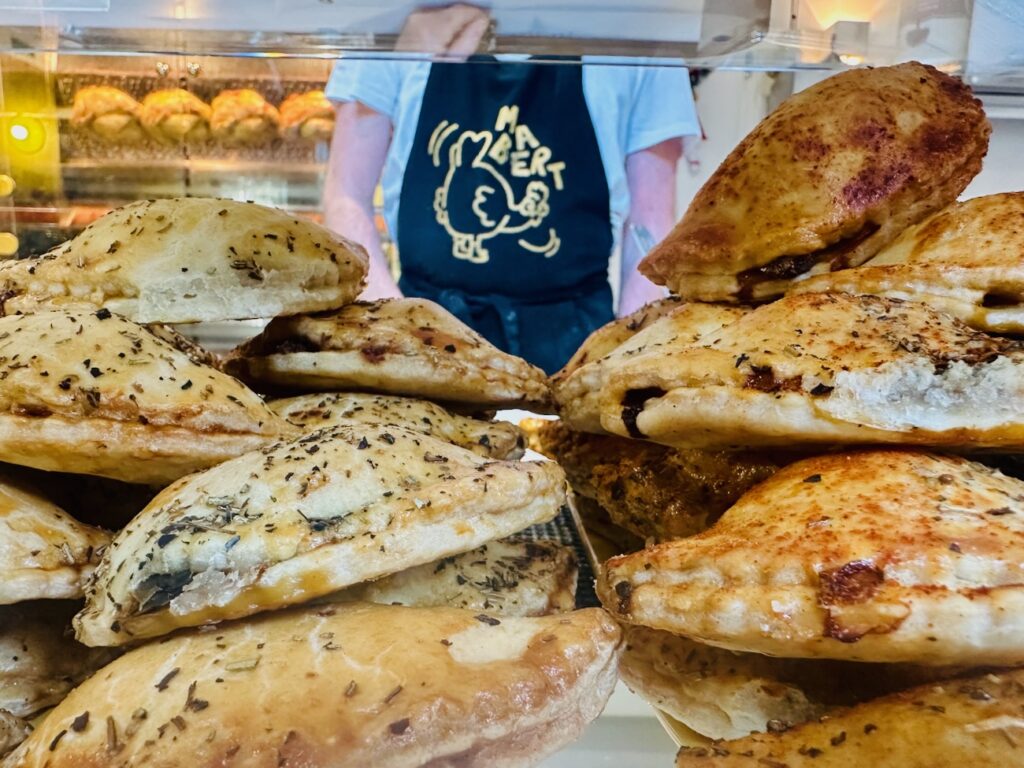 Mabert est une rôtisserie située sur le boulevard Chave qui propose sur place ou à emporter une série de viandes françaises cuisinées à la broche, mais aussi un coin épicerie et des pâtisseries maison. (empanadas)