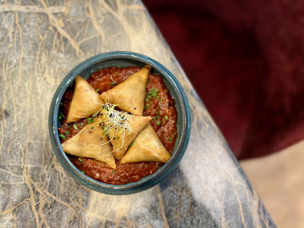 Mama Nelly Bistro est un restaurant africain situé dans le quartier de la République à Marseille. L’adresse propose des plats traditionnels revisités. (samosa)